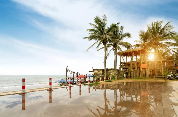 Casas de praia e coqueiros — Fotografia de Stock