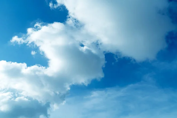 Blå himmel och vita moln — Stockfoto