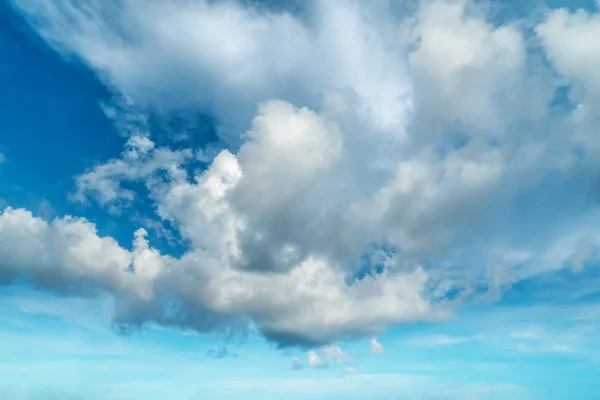 Cielo y nubes blancas —  Fotos de Stock