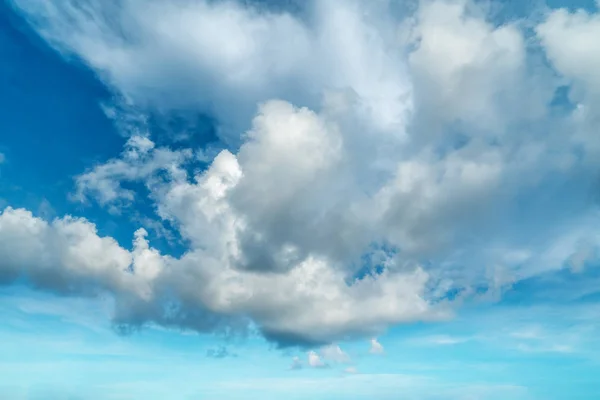 Cielo e nuvole bianche — Foto Stock