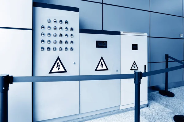 Seguridad para panel eléctrico (Advertencia Energizada ) —  Fotos de Stock