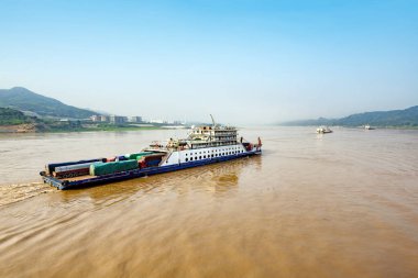 Çin ve Yangtze Nehri kargo gemisi