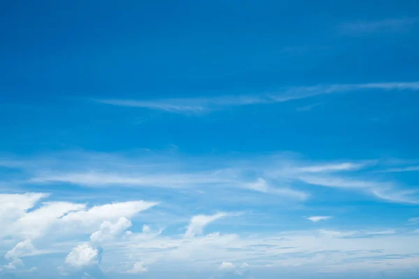 Cielo azul y nubes blancas — Foto de Stock