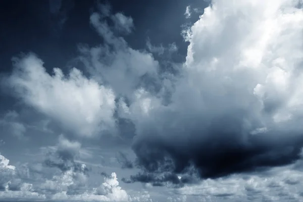 Cielo y nubes oscuras —  Fotos de Stock
