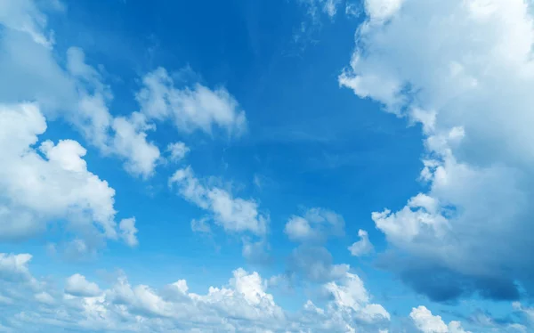 Cielo azul y nubes blancas —  Fotos de Stock