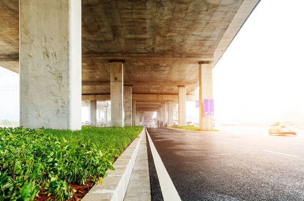 De brug in de schemering — Stockfoto