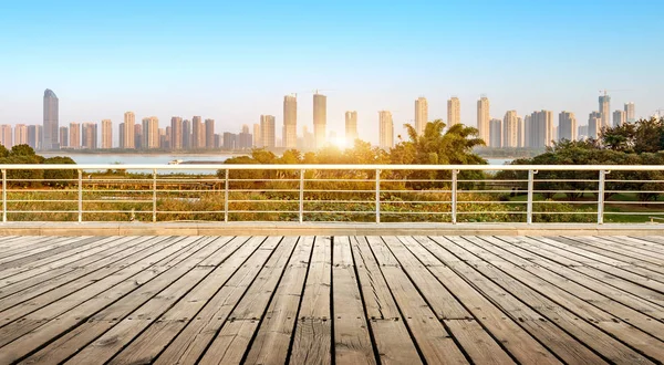 Suelo de madera frente a la vista de la ciudad — Foto de Stock