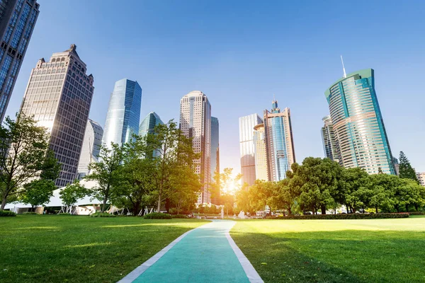 Parques e arquitetura moderna — Fotografia de Stock