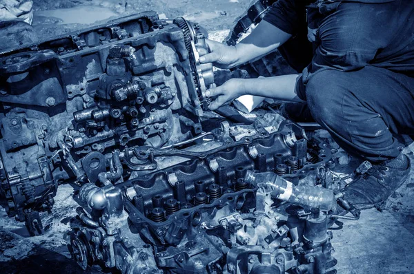Les travailleurs réparent les moteurs diesel — Photo