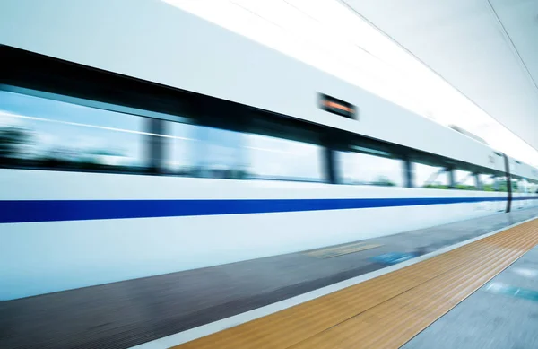 Szybkie pociągi przechodzące przez platformy — Zdjęcie stockowe