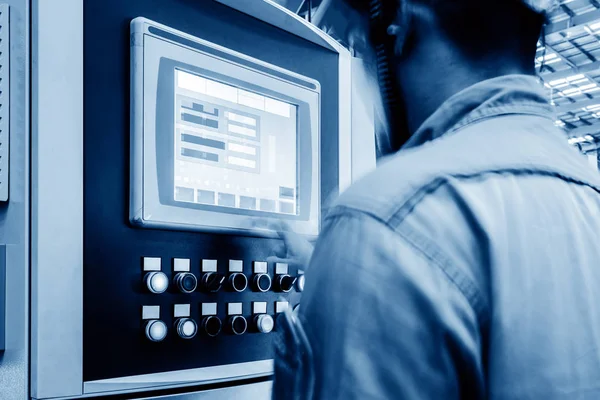 Teknisyen üretim hattı denetleyicisi çalışma