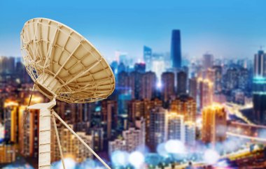 Şehir gece görünümü ve uydu çanağı