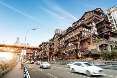 Çin Chongqing geleneksel evler stilts üzerinde