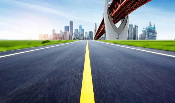 La autopista a la ciudad —  Fotos de Stock