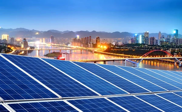 Fotovoltaikus energia és a city skyline — Stock Fotó