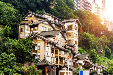 Çin Chongqing geleneksel evler stilts üzerinde