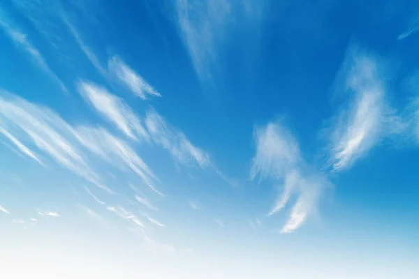 Блакитне небо і білі хмари — стокове фото