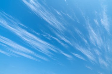 Mavi gökyüzü ve beyaz bulutlar