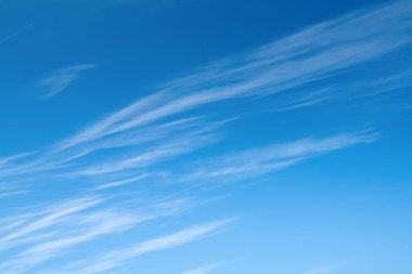 Mavi gökyüzü ve beyaz bulutlar