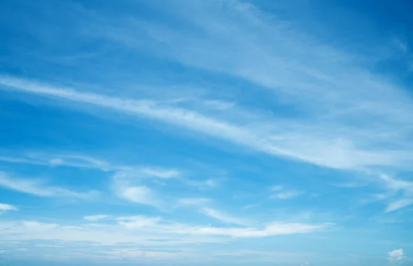 Błękitne niebo i białe chmury — Zdjęcie stockowe