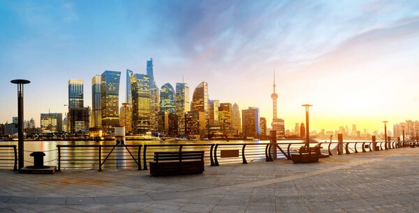 Скайлайн Шанхая Пудун на восходе солнца, Китай
