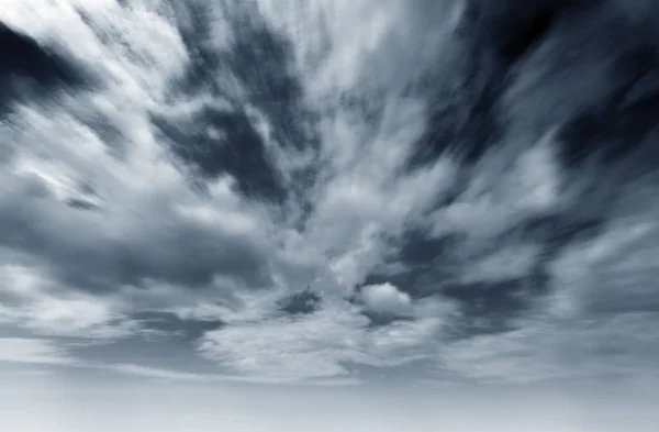 Himmel och mörka moln Stockfoto