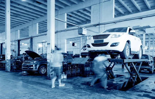 Los trabajadores son reparación de coches — Foto de Stock