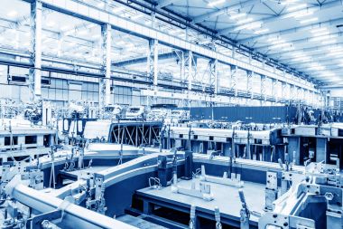 Otomobil fabrikası üretim atölyesi