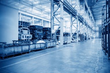 Otomobil fabrikası üretim atölyesi