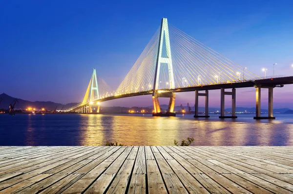 Ночной вид морского моста — стоковое фото