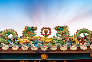 Gökyüzünün altında Çin saçak