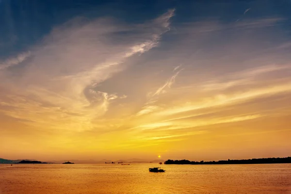 Horgászat hajóval silhouette a tengeren — Stock Fotó