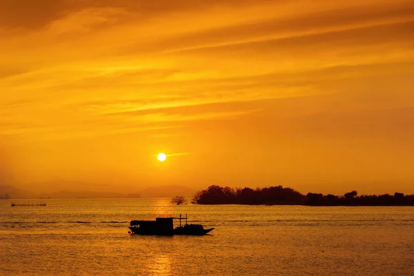 Fishing boat silhouette at sea — Stock Photo, Image