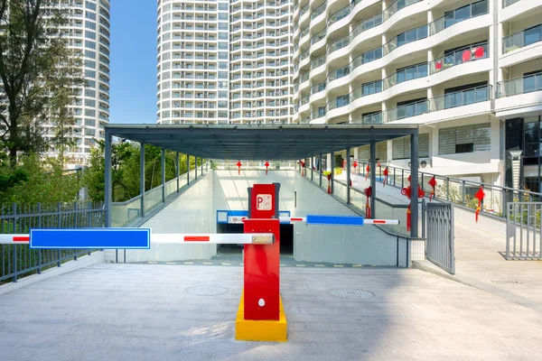 Barreira de um estacionamento de hotéis — Fotografia de Stock