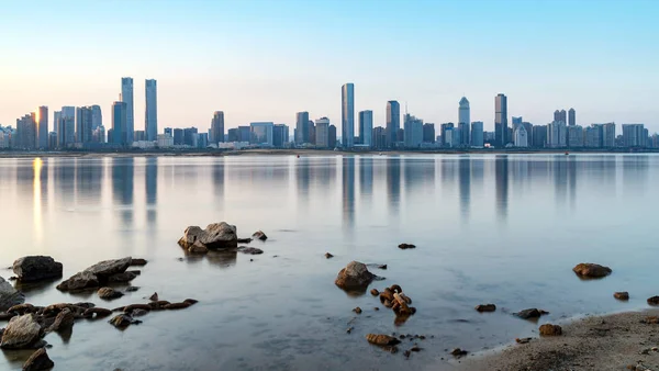 Panorama de la ciudad al anochecer — Foto de Stock