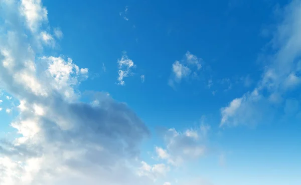 Cielo azul y nubes blancas —  Fotos de Stock