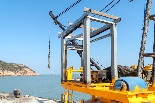 Grúa en el muelle — Foto de Stock