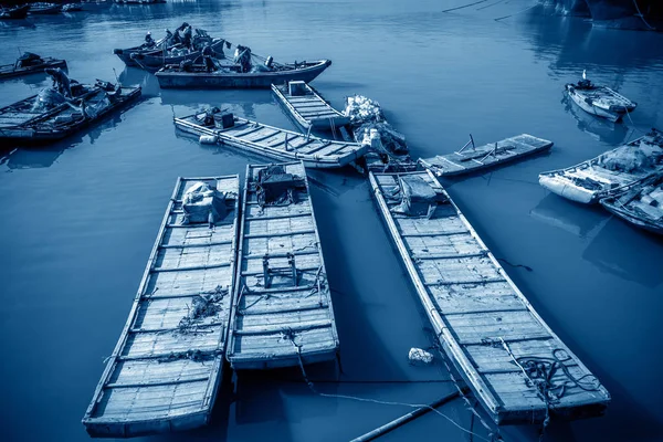 Рыбацкие лодки в гавани — стоковое фото