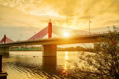 Modern köprü ve nehirler