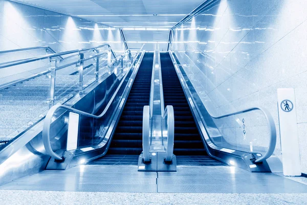 Hall och rulltrappor — Stockfoto
