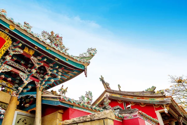Kinesiska takfoten under himmel — Stockfoto