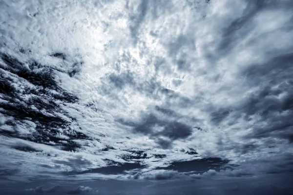 Sky és a sötét felhők — Stock Fotó