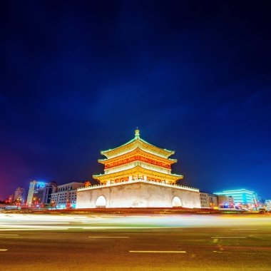 Xi'an çan kulesi gece görünümü