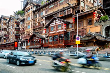 Çin Chongqing geleneksel evler stilts üzerinde