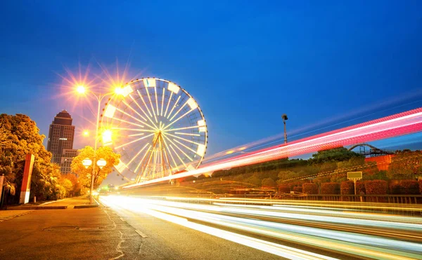 Night, a rotating Ferris wheel. — Stock Photo, Image