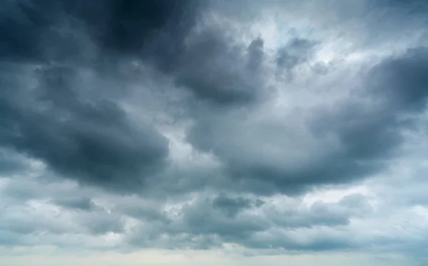 Sky and dark clouds — Stock Photo, Image