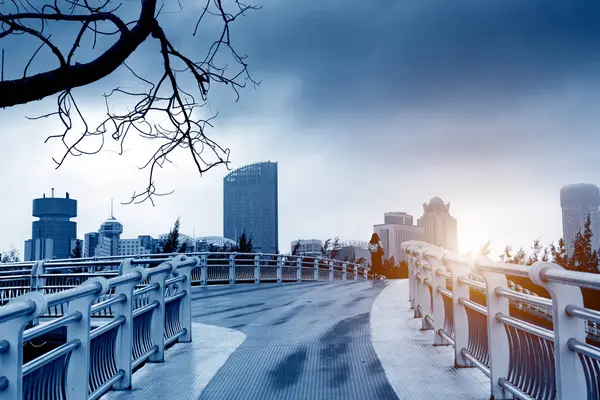 Ponte e edificio — Foto Stock