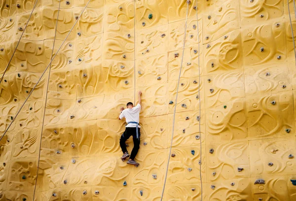 Indoor rock climbing enthusiasts — Stock Photo, Image