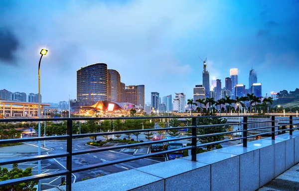 Nacht uitzicht op hoge gebouwen de stad — Stockfoto
