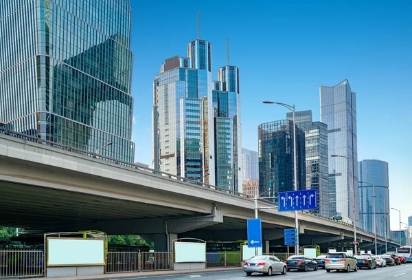 De straten van de stad en de auto — Stockfoto